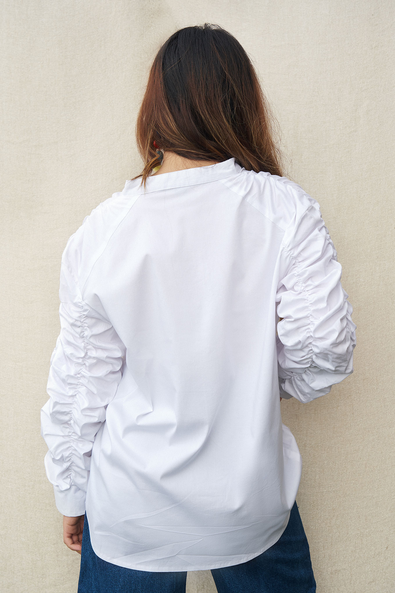 WHITE SHIRT WITH STATEMENT SLEEVES 