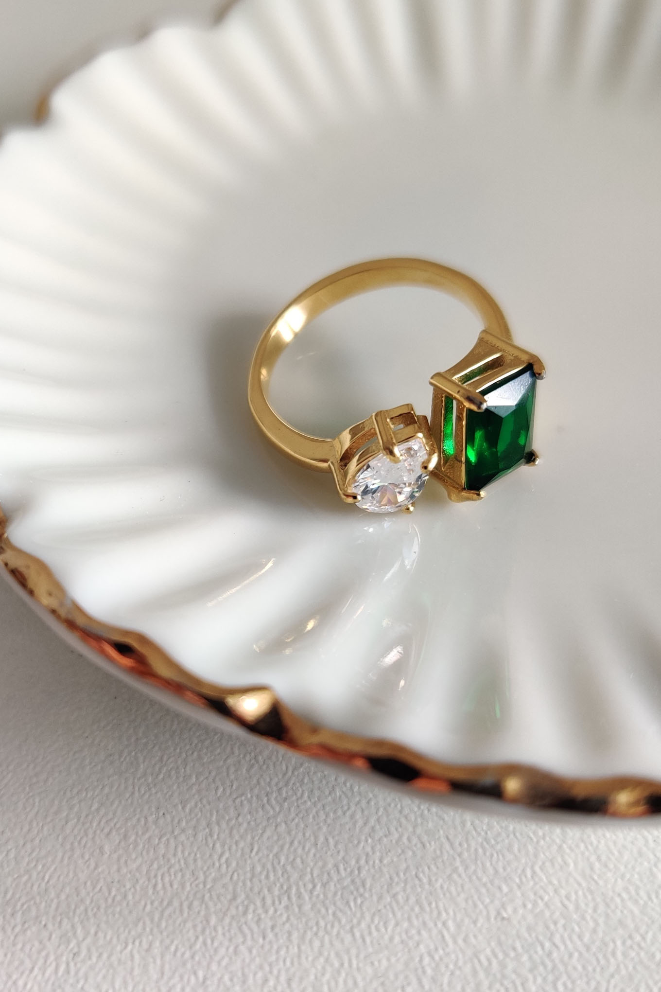 Dazzling Ring - Emerald + White