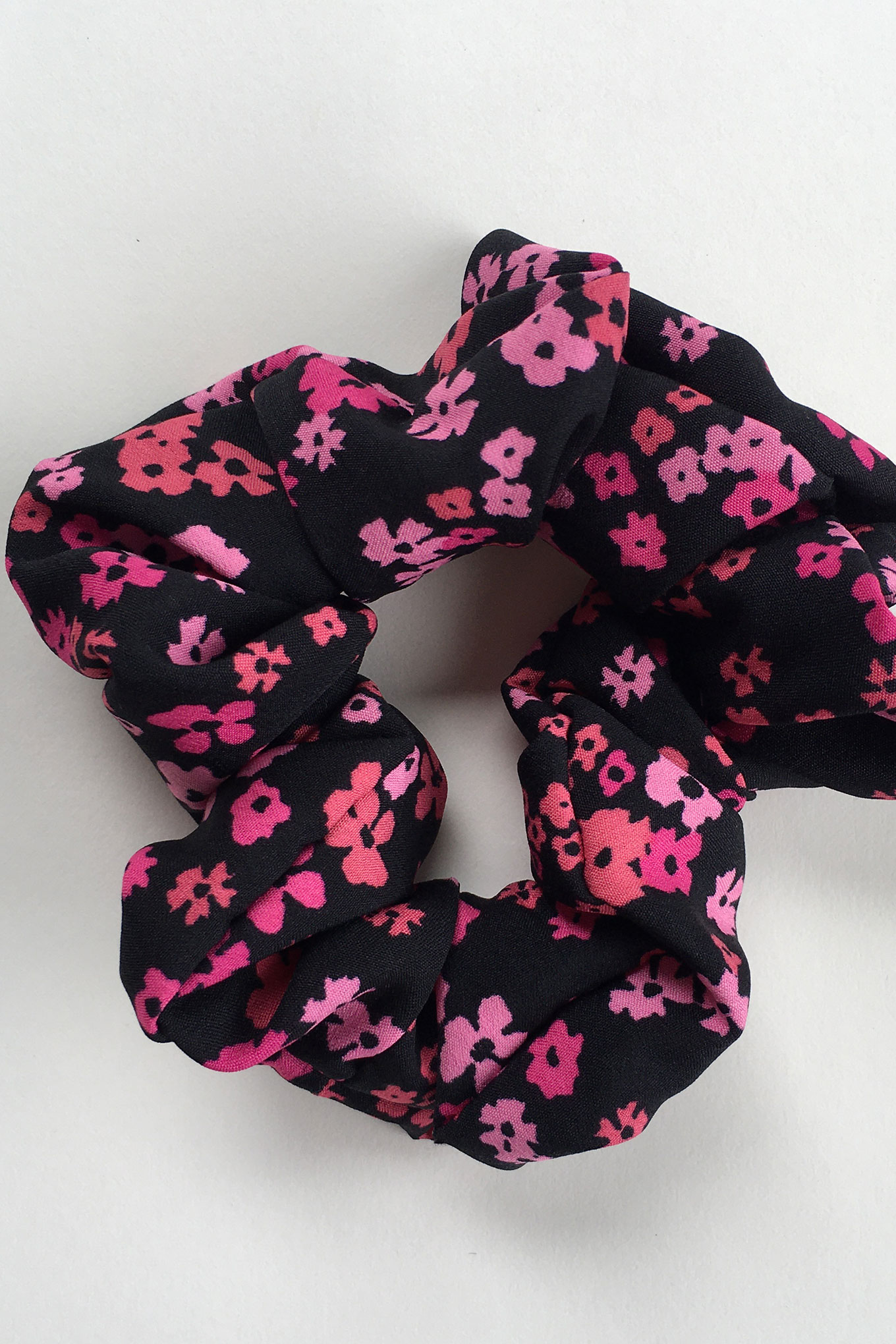 BLACK AND PINK DITSY SCRUNCHIE